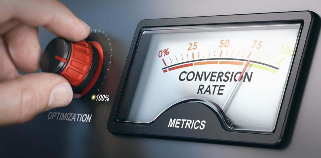 Hand dreht an einem Optimierungsrad und die Conversion Rate geht steigt