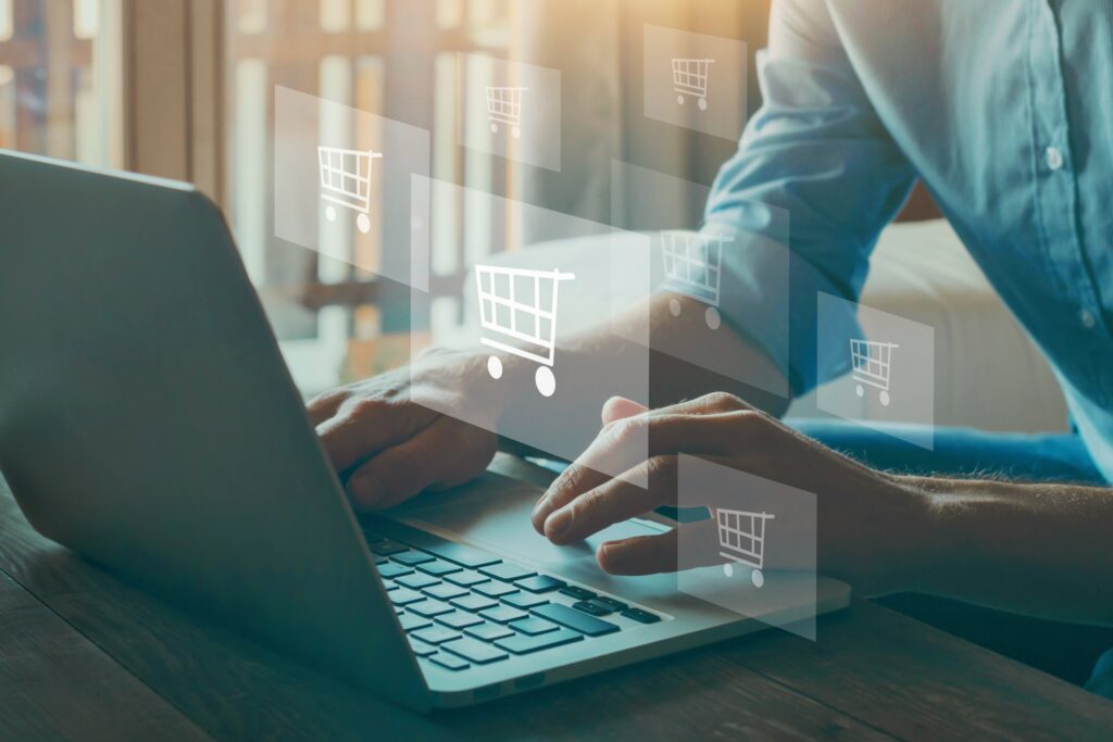 Mann am Laptop richtet einen B2B Online Shop ein